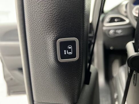Used 2025 Chrysler Pacifica Select FWD image 20