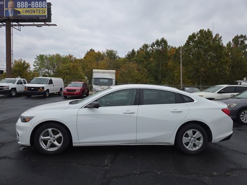 Used 2018 Chevrolet Malibu LS image 2