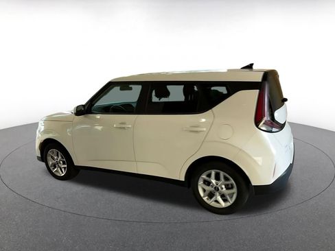 Used 2025 Kia Soul LX w/ LX Technology Package FWD image 9