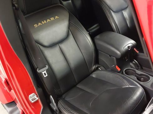 Used 2014 Jeep Wrangler Unlimited Sahara w/ Max Tow Package image 27