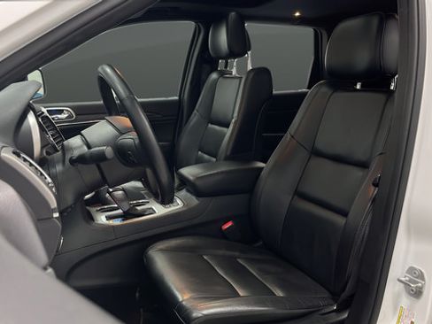 Used 2019 Jeep Grand Cherokee Limited AWD/4WD image 9