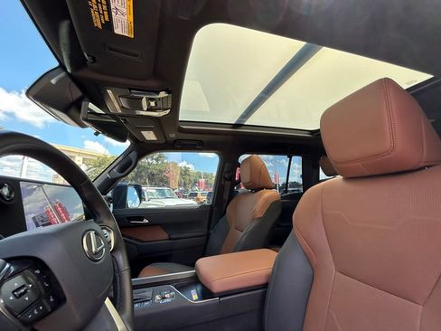 Used 2024 Lexus GX 550 w/ Accessory Package (Z1) AWD/4WD image 12