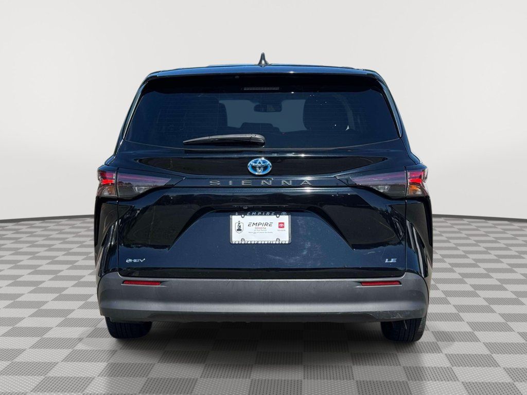 Used 2025 Toyota Sienna LE FWD image 6