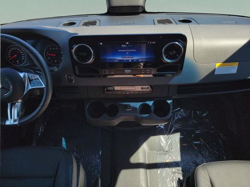 Used 2025 Mercedes-Benz Sprinter 2500 image 11