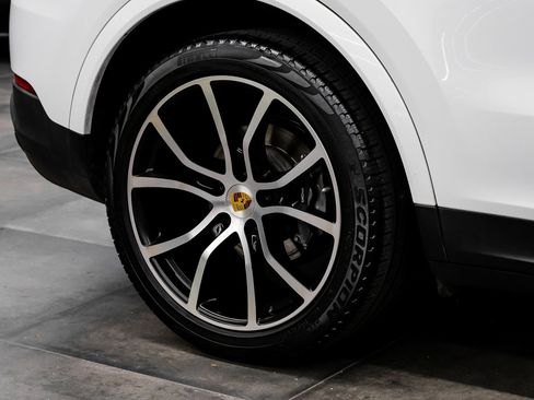 Used 2023 Porsche Cayenne Base image 67