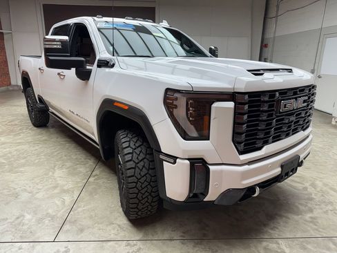 Used 2024 GMC Sierra 2500 Denali Ultimate AWD/4WD image 6