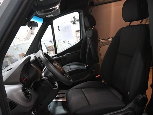 Used 2024 Mercedes-Benz Sprinter 2500 w/ Acoustic Package image 24