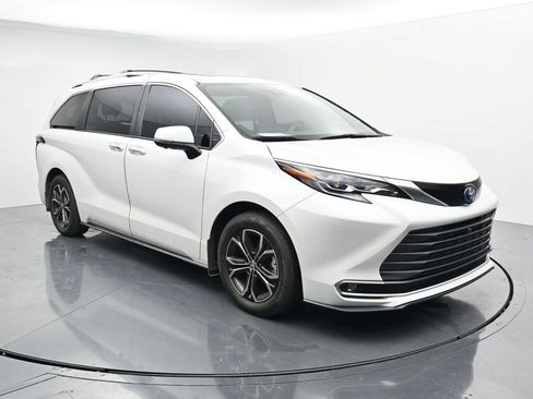 Used 2025 Toyota Sienna Platinum AWD/4WD image 2