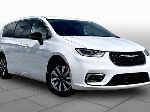 Used 2024 Chrysler Pacifica Limited FWD image 3