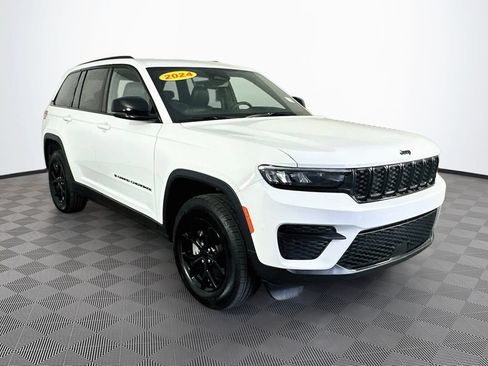 Used 2024 Jeep Grand Cherokee Altitude AWD/4WD image 2