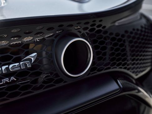 Used 2025 McLaren Artura Spider image 12