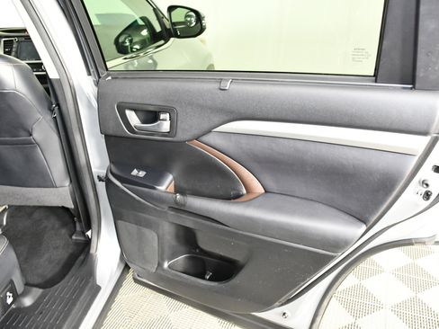 Used 2016 Toyota Highlander XLE image 43