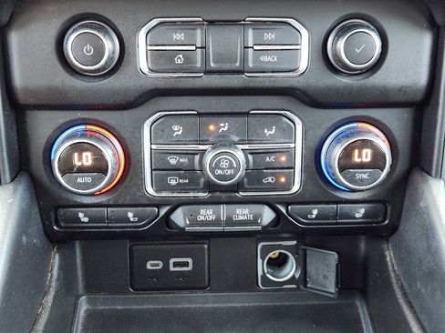 Used 2021 Chevrolet Suburban RST w/ Luxury Package RWD image 19