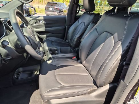 Used 2025 Chrysler Pacifica Select FWD image 25