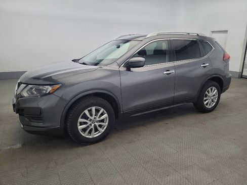 Used 2019 Nissan Rogue SV image 2