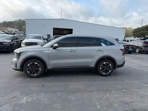 Used 2025 Kia Sorento S w/ Panoramic Sunroof Package image 4