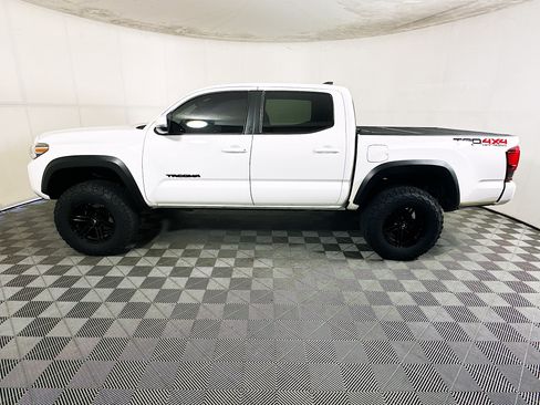 Used 2018 Toyota Tacoma TRD Off-Road AWD/4WD image 6
