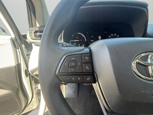 Used 2025 Toyota Sienna LE FWD image 18