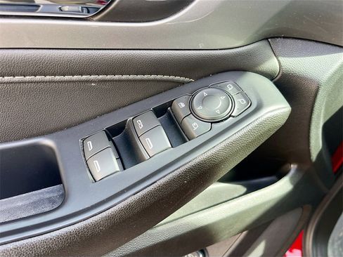 Used 2022 Chevrolet Traverse LT w/ LT Premium Package image 18