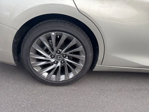 Certified 2025 Lexus ES 300h w/ Luxury Package image 3