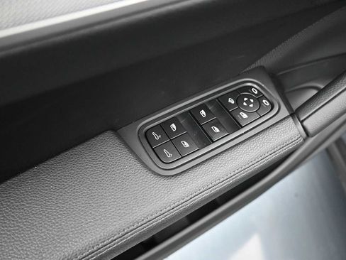 Certified 2025 Porsche Cayenne AWD/4WD image 17