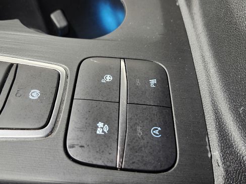 Used 2020 Ford Escape Titanium image 10