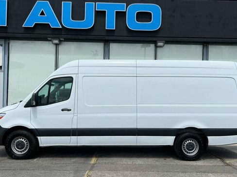 Used 2021 Mercedes-Benz Sprinter 2500 image 2