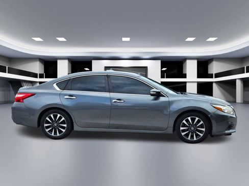 Used 2017 Nissan Altima 2.5 SL w/ Moonroof Package FWD image 6