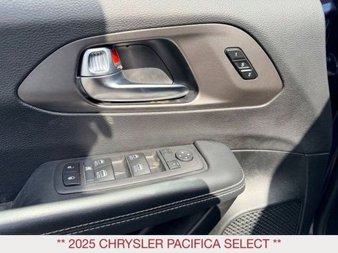 Used 2025 Chrysler Pacifica Select FWD image 19