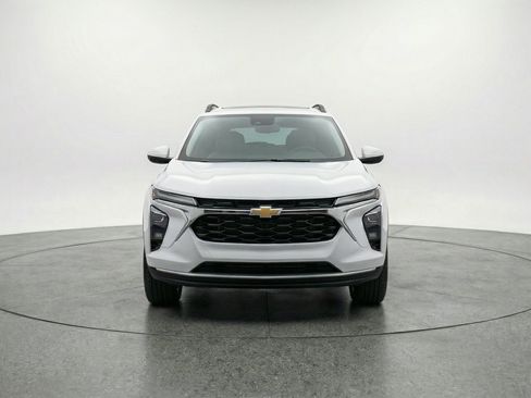 Used 2025 Chevrolet Trax LT FWD image 2