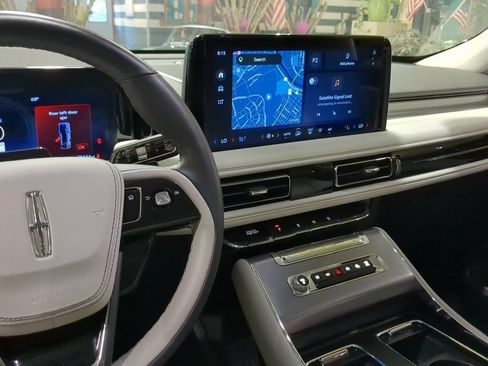Used 2025 Lincoln Aviator AWD image 11