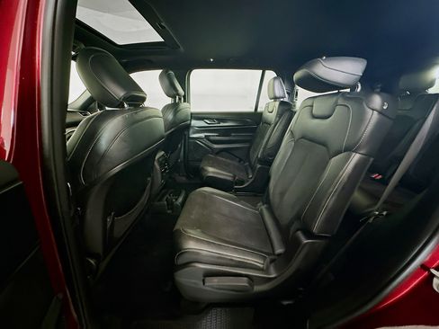 Used 2023 Jeep Grand Cherokee L Laredo image 29