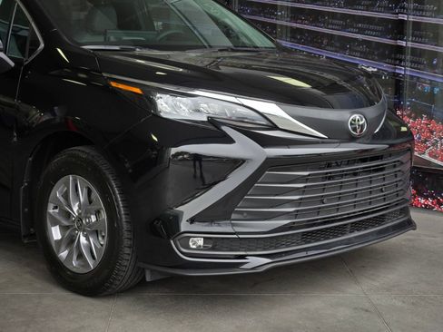 Certified 2026 Toyota Sienna XLE FWD image 2