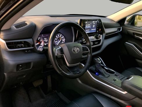 Used 2022 Toyota Highlander XLE FWD image 17