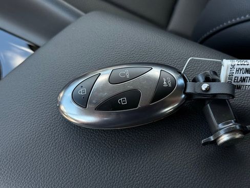 Used 2025 Hyundai Elantra Limited image 37