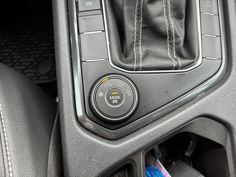 Used 2022 Volkswagen Tiguan SE image 29