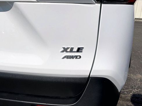 Used 2025 Toyota RAV4 XLE AWD/4WD image 9