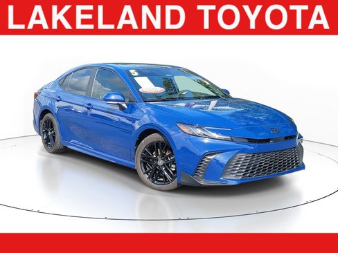 Used 2025 Toyota Camry SE w/ Convenience Package FWD image 1