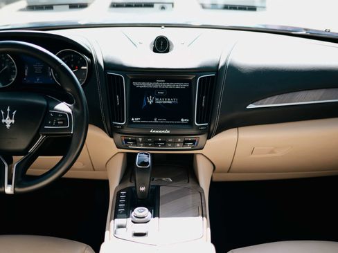 Used 2019 Maserati Levante GranLusso image 8