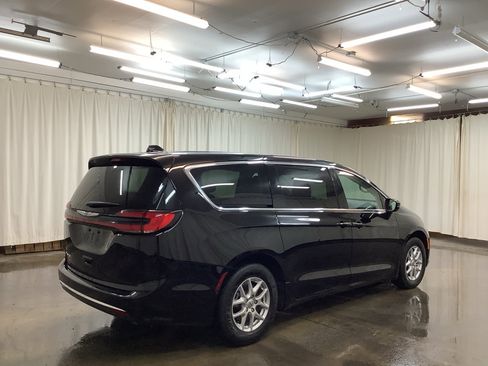 Used 2024 Chrysler Pacifica Touring-L FWD image 6