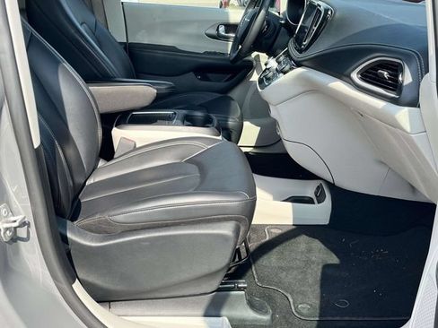 Used 2023 Chrysler Pacifica Touring-L FWD image 23