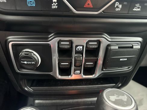 Used 2021 Jeep Wrangler Unlimited Sahara AWD/4WD image 37