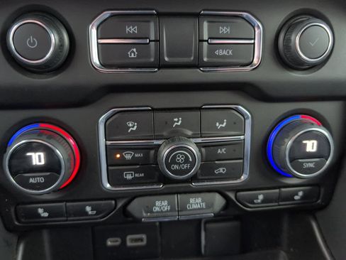 Used 2023 Chevrolet Suburban Z71 image 30