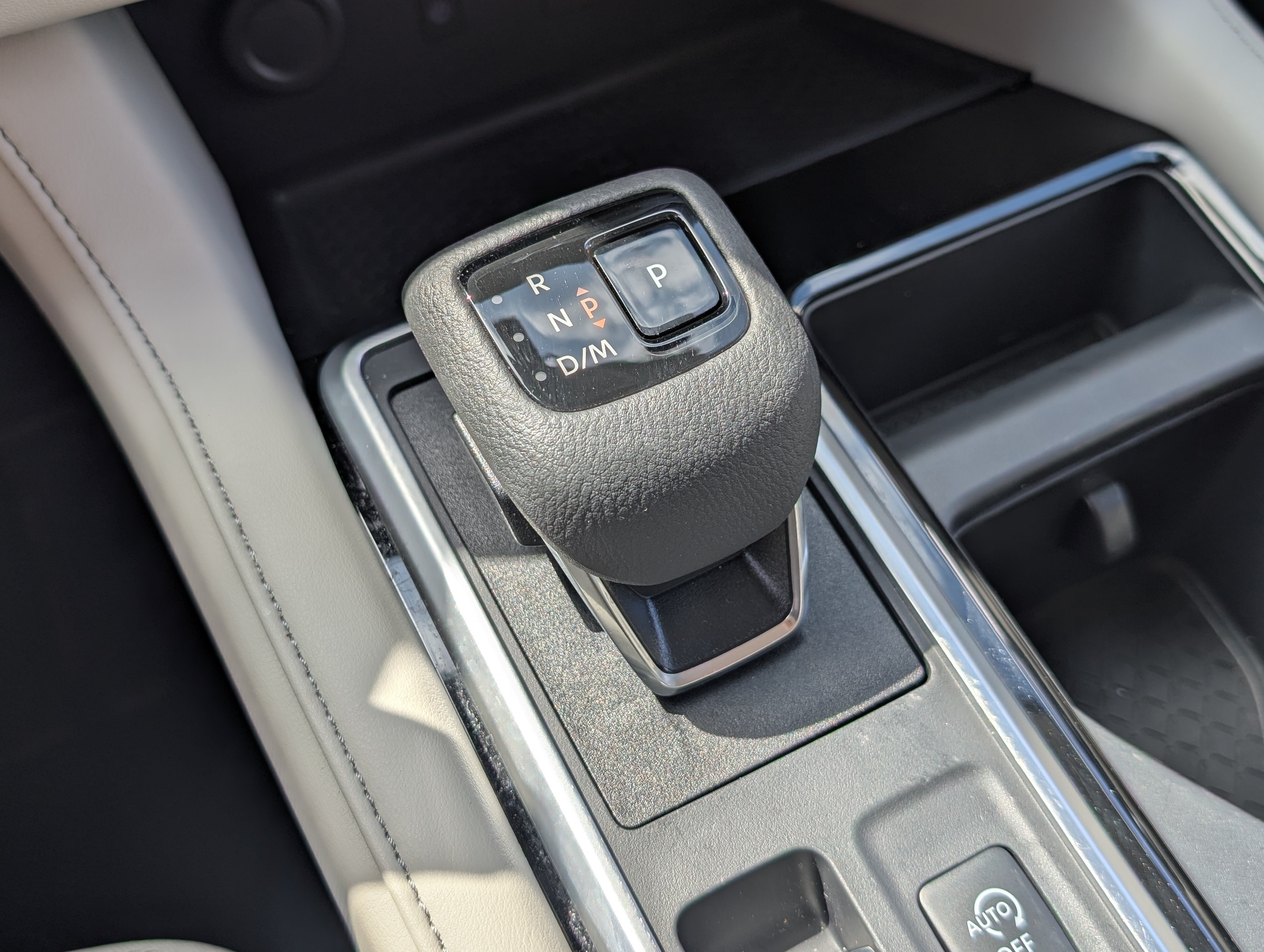 Used 2025 Nissan Pathfinder SL FWD image 32