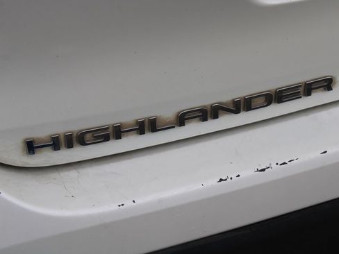 Used 2021 Toyota Highlander XLE AWD/4WD image 9