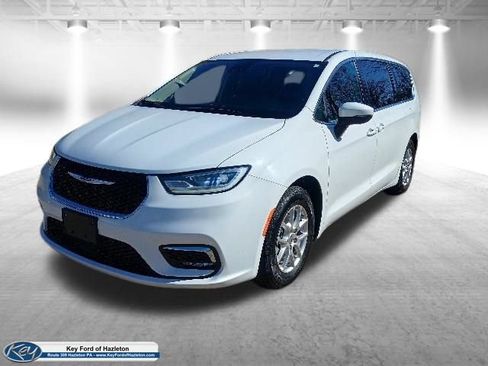 Used 2023 Chrysler Pacifica Touring-L FWD image 1