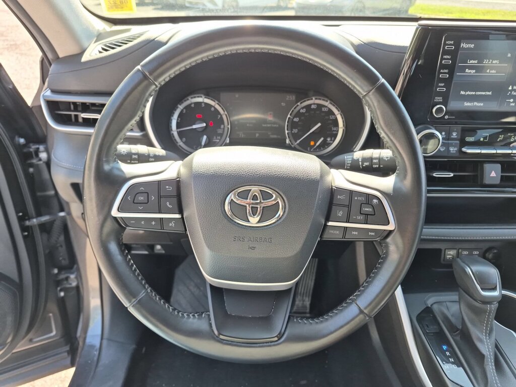 Certified 2022 Toyota Highlander XLE AWD/4WD image 17