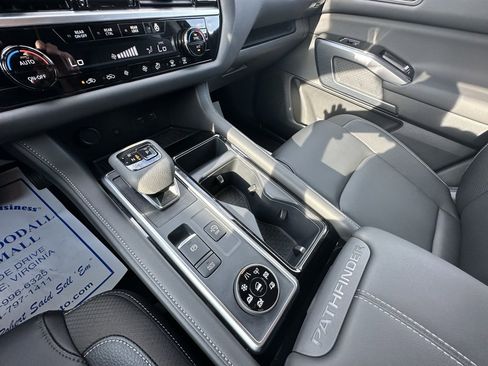 Used 2024 Nissan Pathfinder SL w/ Lighting Package (N92) image 23