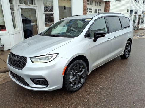 New 2026 Chrysler Pacifica Select image 2