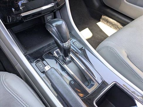 Used 2017 Honda Accord Touring image 11